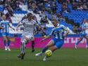 Ainhoa Marín regatea a Shei García en el encuentro entre Deportivo y Real Madrid