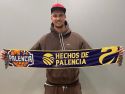 Gilad Levy posa con la bufanda de su nuevo equipo