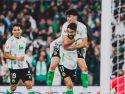 Manex celebra su gol frente a Las Palmas subido en su compañero Andrés Martín