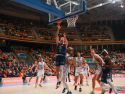 Dino Radoncic lanza a canasta contra Zamora
