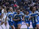 Espe Pizarro celebra junto a sus compañeras su gol ante el Real Madrid
