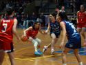 Nevena Dimitrijevic bota el balón ante ABDA