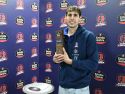 Guillem Jou posa con el trofeo al Jugador Estrella de febrero