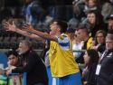 Diego Villares da instrucciones en la banda durante el duelo entre el Dépor y el Eibar de este curso en Riazor