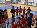 El equipo de Maristas en un tiempo muerto durante el choque contra UE Mataró