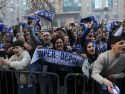 Aficionados del Dépor reciben al equipo antes del partido con el Zaragoza