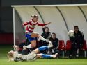 Barth se va al suelo para arrebatarle el esférico a Manoly en el encuentro entre Granada y Deportivo
