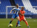 Ainhoa Marín protege el balón ante Ona Batlle en el Deportivo-Barça