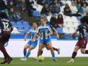 Espe Pizarro controla el esférico rodeada de jugadoras del Eibar
