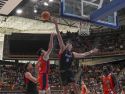 Carlos Taboada intenta taponar a Dídac Cuevas en el Leyma-Cantabria de la primera vuelta en el Coliseum