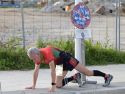 Un atleta calienta en la zona de salida antes de la prueba de Matogrande-Xuxán de 2025
