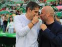 José Alberto (d) charla con Antonio Hidalgo durante el Racing-DéporTemporada 2025-2026Racing de Santander - Deportivo 2-1