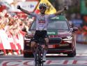 Adam Yates celebra la victoria en la novena etapa de la Vuelta a España de 2024 en Granada