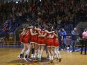 Las jugadoras de Maristas celebran sobre la pista del Colegio su victoria ante Ibaizabal, que certificó el primer puesto del grupo