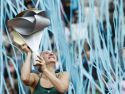 Marta Kostyuk levanta el trofeo de campeona al cielo de Madrid