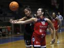 Acción de la colegial Sonia Bra en un partido de la Copa Galicia contra el Cortegada  arousano