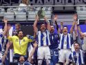Edu Lamas levanta el trofeo de la Champions