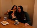 Mar Franci y Cony Urbina, jugadoras del Marineda, brindan con unos croissants sin fluten