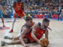 Brnovic y Schott pelean por un balón en el segundo partido de la serie