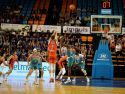 Micovic lanza un triple ante la defensa de Galette