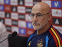 El entrenador de la selección española, Luis de la Fuente, durante la rueda de prensa posterior al entrenamiento realizado este miércoles en la Ciudad del Fútbol de Las Rozas, en la víspera del partido amistoso preparatorio para el Mundial 2026 que el jueves disputa contra la de Irak de A Coruña.