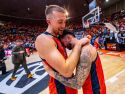 Joe Cremo y Dídac Cuevas celebran el triunfo en la final contra el Estudiantes