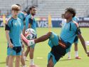 Lamine Yamal controla el balón ante la mirada de Víctor Muñoz