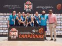 Andrea Pérez ‘Porri’ y sus jugadoras posan con el trofeo de campeonas de España