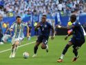 Lionel Messi disputa un balón con Jovane Cabral en el partido de los dieciseisavos de final del Mundial entre Argentina y Cabo Verde en Miami