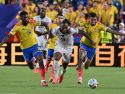 Jefferson Lerma y Daniel Muñoz persiguen a Antoine Semenyo durante el partido entre Colombia y Ghana de dieciseisavos de final del Mundial celebrado en Kansas City