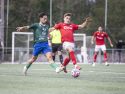 Jugadores de Sofán y Órdenes pelean un balón durante el encuentro