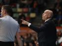Carles Marco da instrucciones a sus jugadores durante el partido ante Tizona