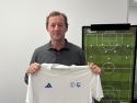 Manolo García posa con una camiseta de la RFGF en su despacho