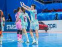 Antía Pérez celebra un gol contra Colombia con Martita al fondo