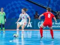 Martita controla un balón durante el partido contra Canadá