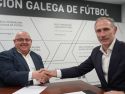 El presidente de la RFGF, Pablo Prieto (i), da la bienvenida a su Junta Directiva a César Fernández (d)