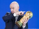 Gianni Infantino, presidente de la FIFA y buen amigo de Donald Trump, porta la Copa del Mundo en el reciente sorteo de los playoffs europeo e intercontinental celebrado en Zúrich (Suiza)