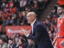 Carles Marco da instrucciones a sus jugadores durante el partido ante Cantabria