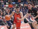 Danilo Brnovic penetra a canasta en el partido ante el Cantabria