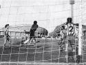 Abel Resino despeja un balón en presencia de (de izda. a dcha.) López, Antonio, Donato, Tomás (2) y Albístegui en el partido de vuelta de semifinales de la Copa del Rey 1991-92 entre Deportivo y Atlético (1-1) en Riazor