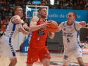 Paul Jorgensen ataca la canasta en el duelo en el Coliseum contra el Palencia