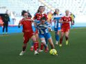 Lucía Rivas trata de dejar atrás a Esther Martín-Pozuelo en el encuentro entre Deportivo y Sevilla