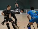 Gonzalo Varela carga el brazo para ejecutar un disparo en el derbi entre el Dominicos y el CDM
