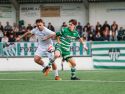 Dani Carnota, delantero del Paiosaco, pelea por un balón con Isma, central del Club do Mar