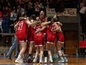 El equipo de Maristas celebra el ascenso sobre la pista