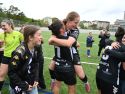 Jugadoras del Victoria celebran el ascenso tras el pitido final