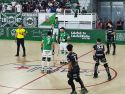 Torres y Xaus sacan de centro en el partido disputado por el Liceo en Calafell, el tercero de las semifinales del playoff