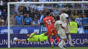 Germán Parreño ataja un balón durante el partido contra el Burgos en Riazor