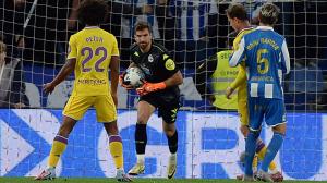 Germán Parreño se preparar para sacar, tras blocar el balón, durante el Dépor-Valladolid en Riazor