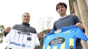 Gabriel Villares e Ignacio Buruaga posan con las camisetas de sus equipos